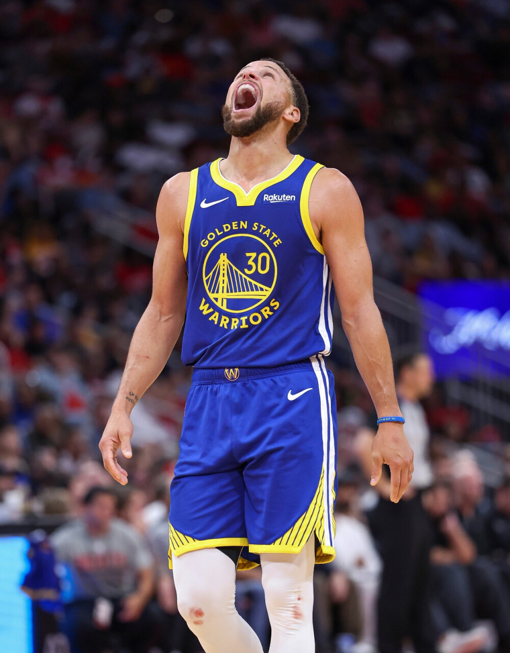 球背后竟牵 球背后竟牵